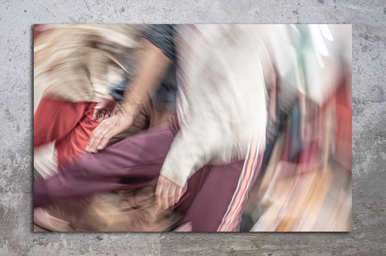 Abstrakte Bewegungsaufnahme zweier Menschen in naher Umarmung, Sinnbild für „Liebe leben lernen“: Nähe, Wandel und Bleiben im Moment.